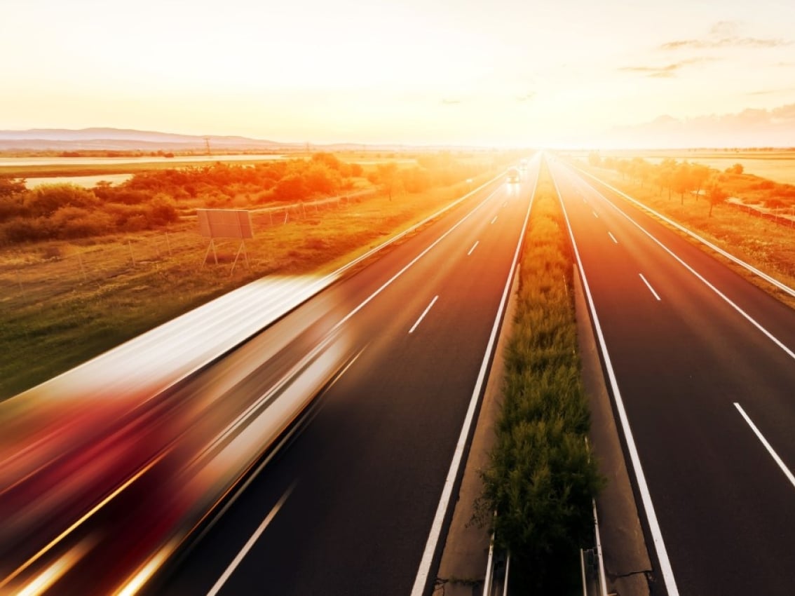 camions en mouvement sur l’autoroute