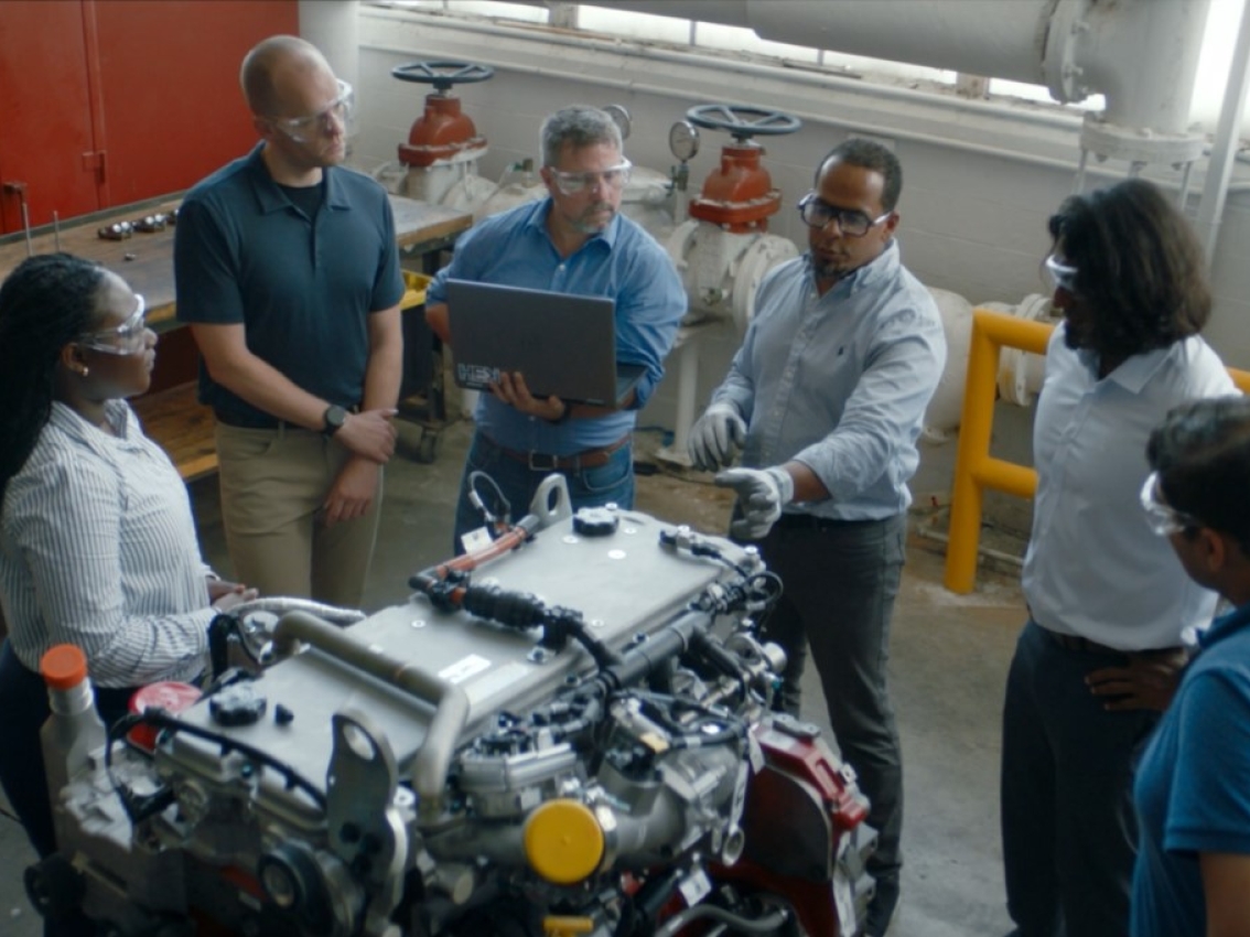 L’équipe examine le moteur X10}