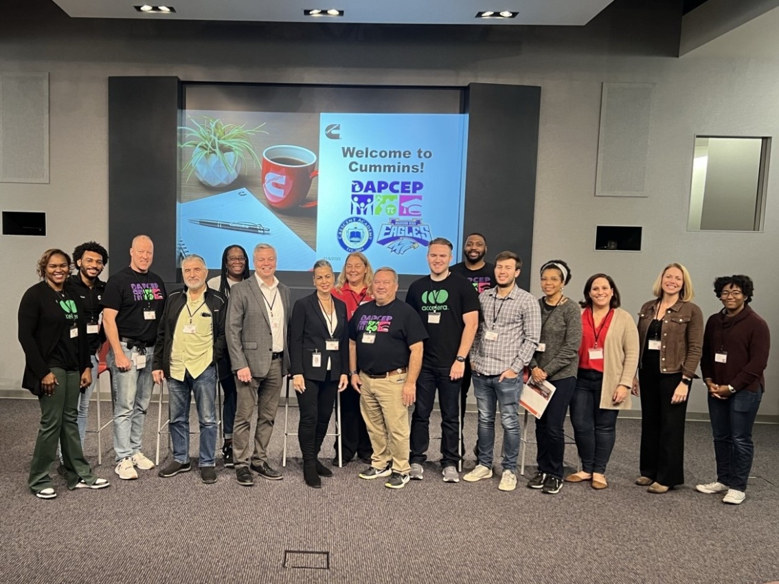 Des bénévoles prennent une photo de groupe.