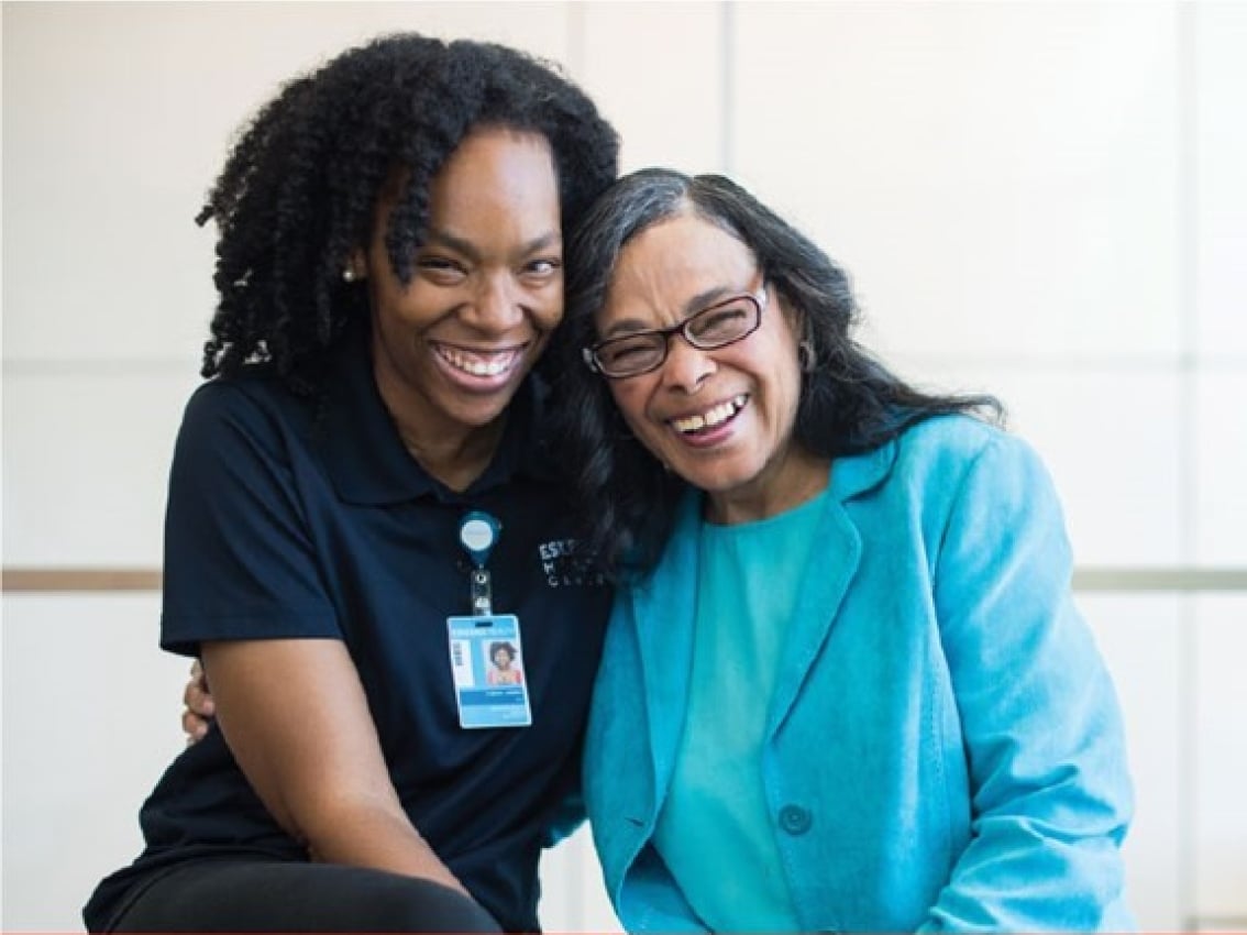 Deux femmes souriantes ensemble.