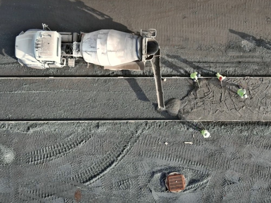 Vue par drone d'un camion malaxeur sur le chantier