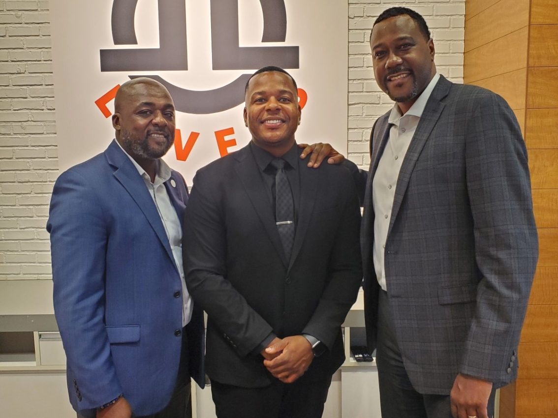 Des hommes posent pour le partenariat de la First Independence Bank.