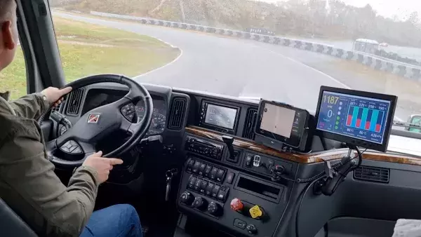 homme conduisant un camion avec applications sur le tableau de bord