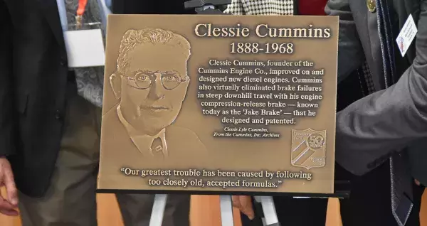 Clessie Cummins reçoit la plaque de reconnaissance du transport routier américain et des leaders de l'industrie