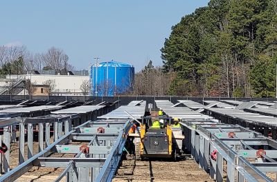 Gli equipaggi installano i pannelli solari nello stabilimento Rocky Mount Engine Plant di Cummins.