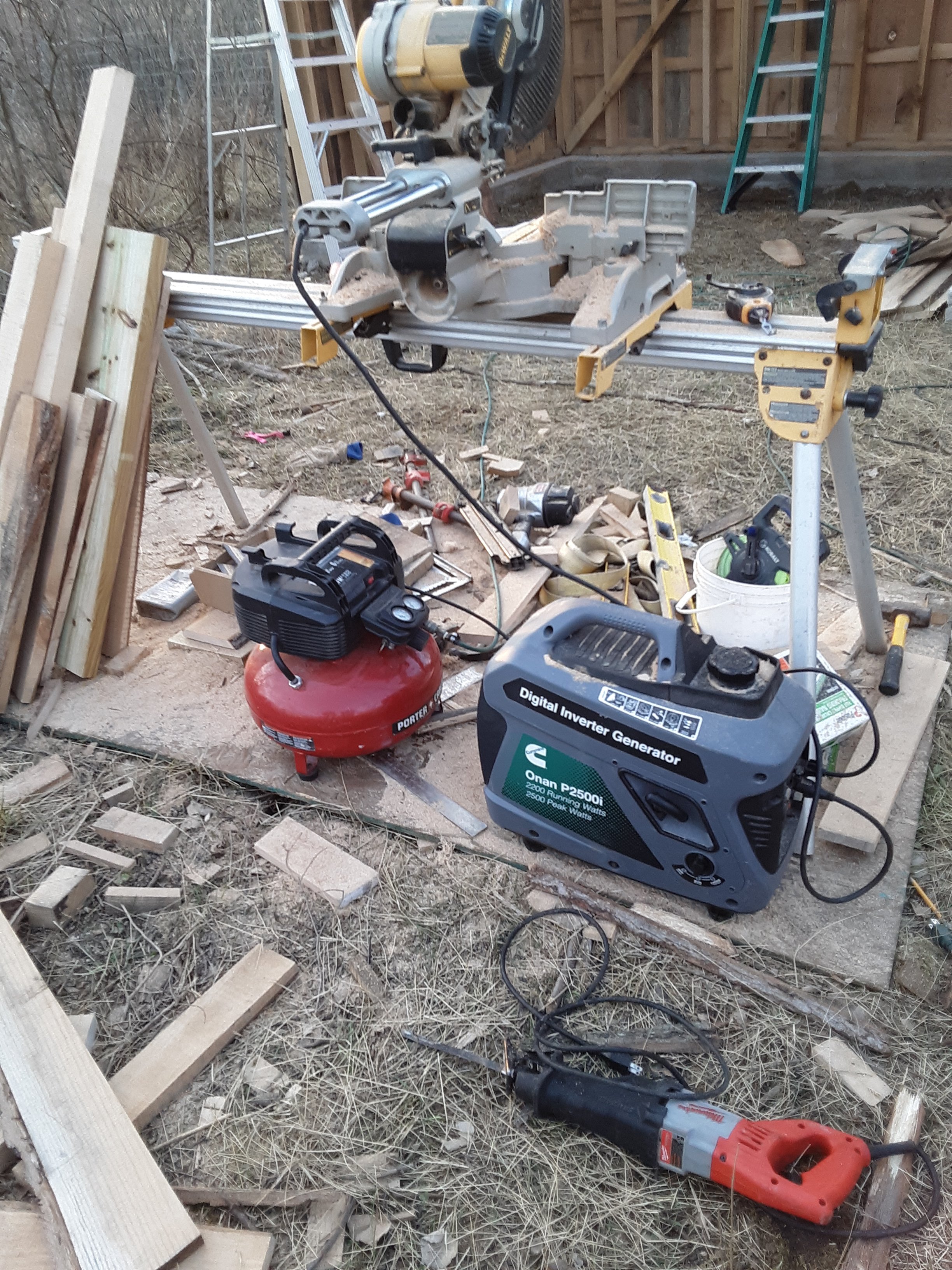 Przenośny agregat prądotwórczy Cummins Onan pracuje poza siecią energetyczną