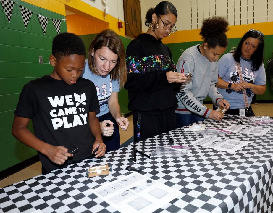Wolontariaci Cummins pomagają uczniom budować samochody