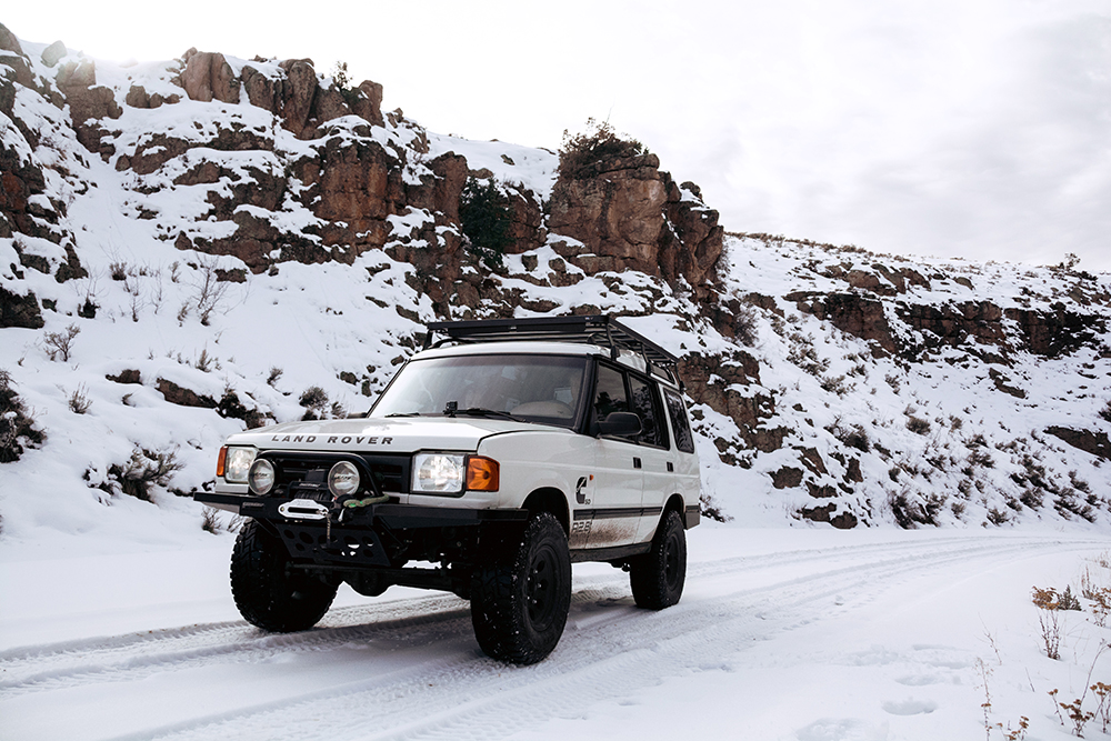 r28-repowered-1999-land-rover-discovery-1-snowy-uphill.jpg