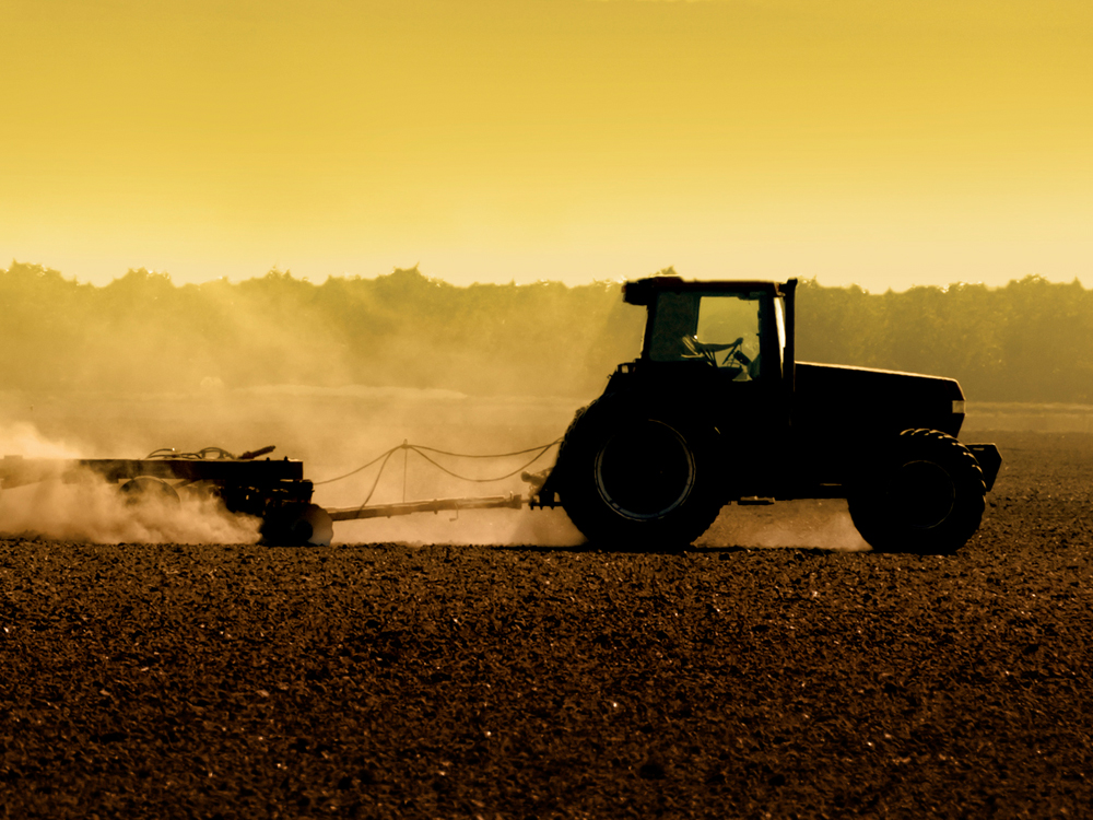 Landwirtschaftliche Geräte auf einem Feld