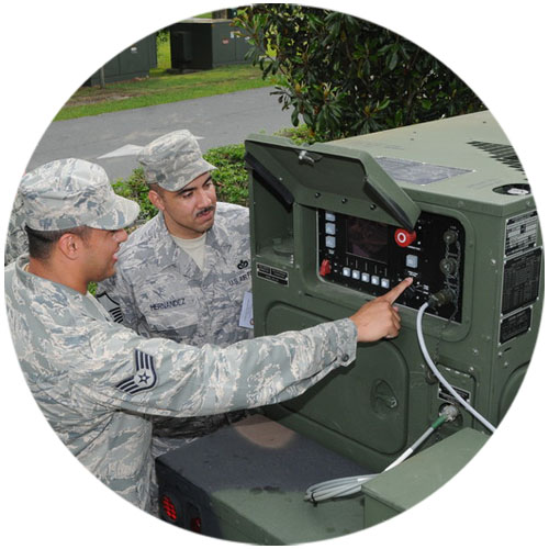 personale militare che ispeziona il generatore per applicazioni di difesa
