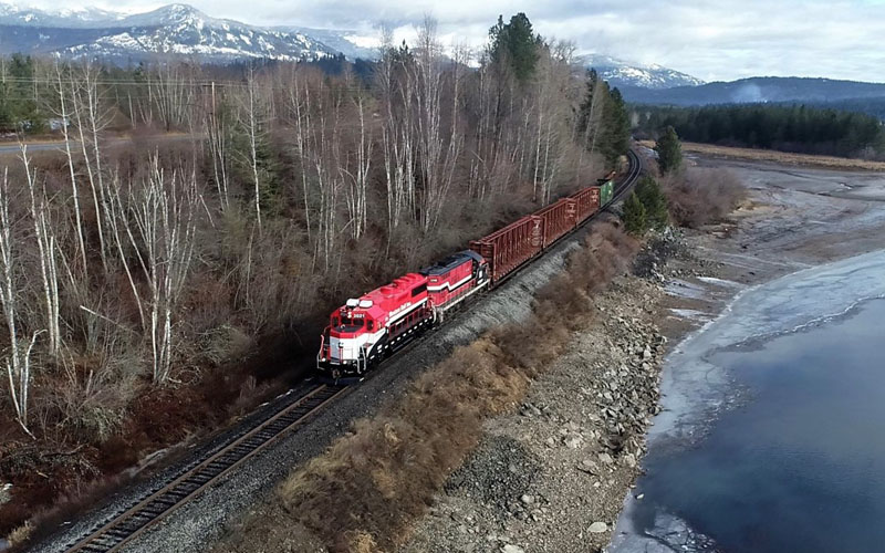 imagen de video de tren con motor Cummins sobre rieles