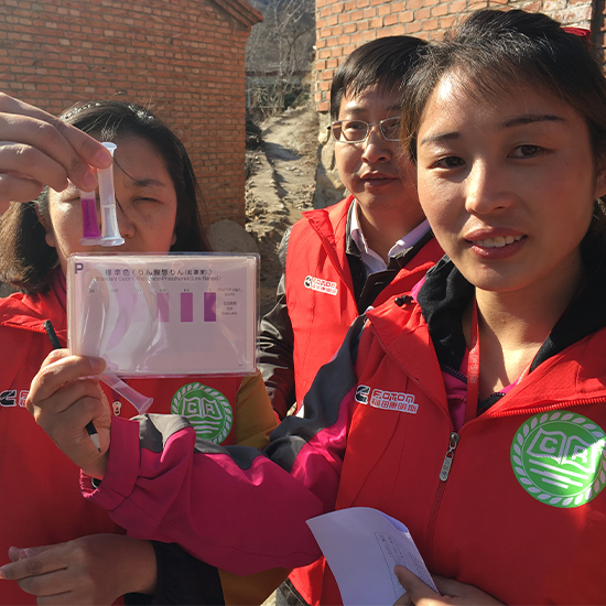 empleados chinos mostrando el éxito en materia ambiental