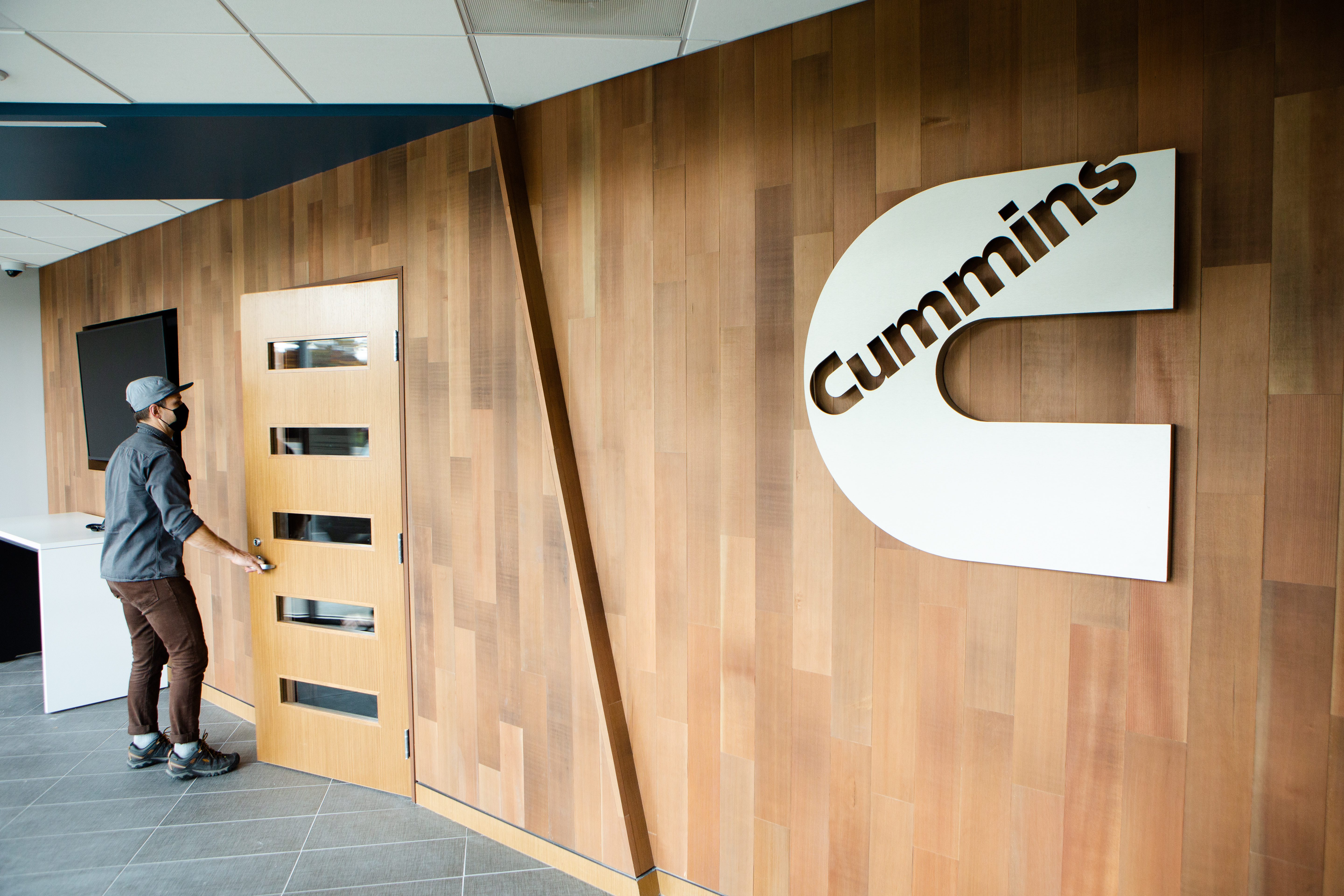 Se muestra el logo de Cummins en el interior de la planta de West Sacramento.