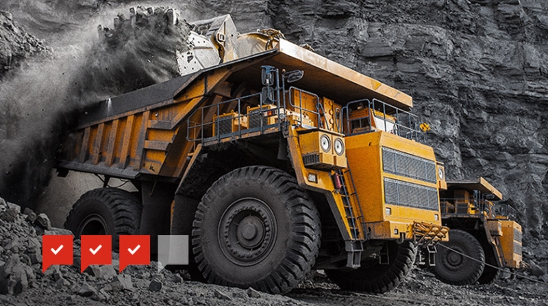 un camión es cargado en una mina