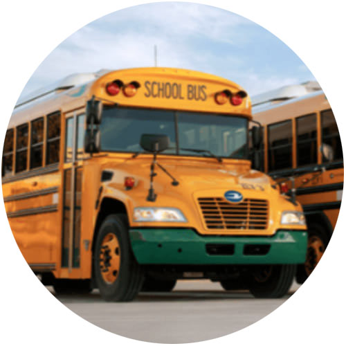 autobús escolar en estacionamiento de autobuses