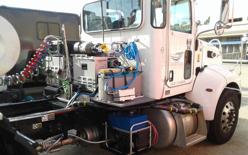 Montowanie sprzętu do testowania emisji na samochodzie ciężarowym typu "heavy duty"