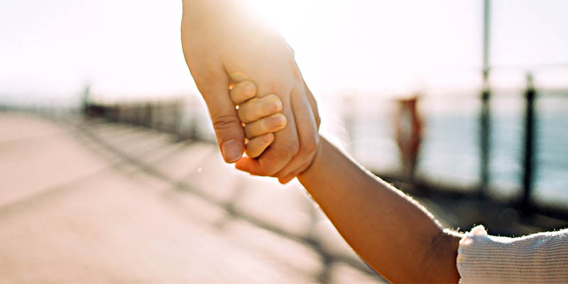 dziecko trzymające rodzica za rękę