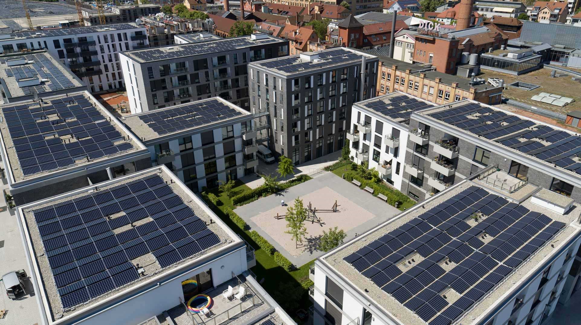 Una vista aérea muestra los fotovoltaicos instalados en los tejados de los edificios Neue Weststadt | Nw_Luftbild_Innenhof-Bela