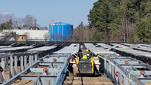 Las cuadrillas instalan un arsenal solar en la planta de motores Cummins en Rocky Mount, N.C.