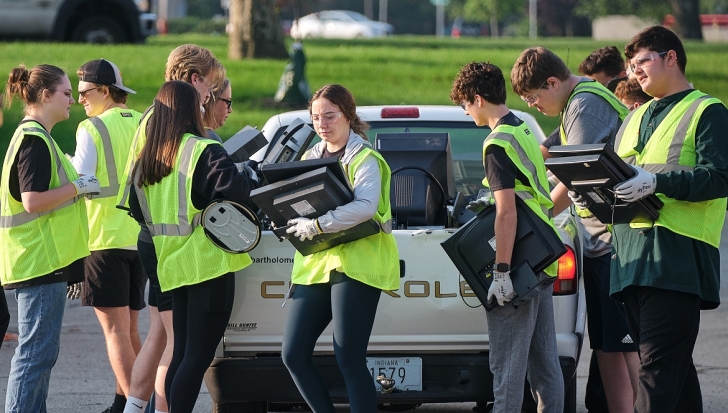 Volunteers clear a truck of electronic equipment at the Columbus Engine Plant’s Community Recycling Day.