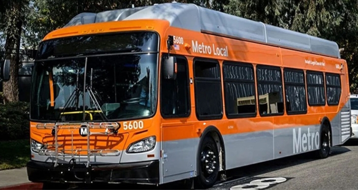 주차된 오렌지와 회색 메트로 로컬 버스