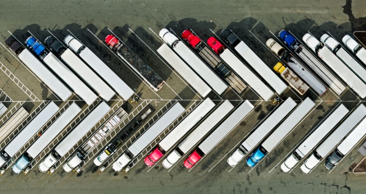 Camiones para trabajo pesado aparcados en diagonal en un estacionamiento
