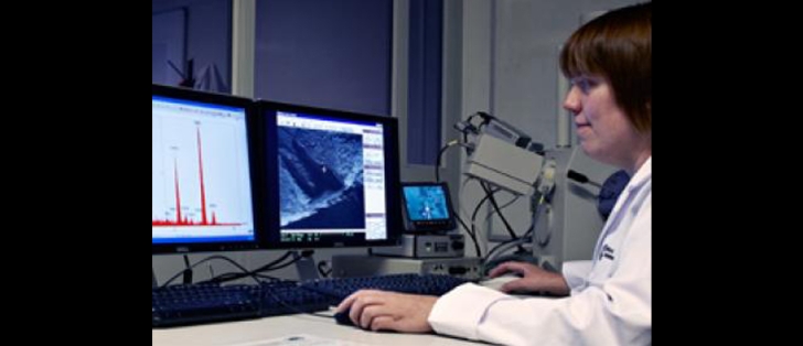 Ingenieur mit Blick auf den Computer-Monitor