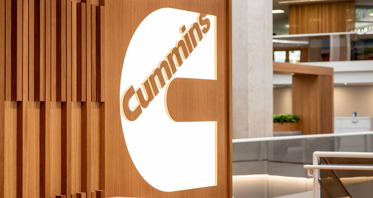 białe logo Cummins przy wejściu do biura korporacji