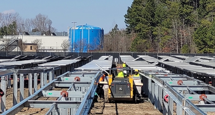 Cuadrillas instalan una serie de paneles solares en la planta de motores Rocky Mount Engine Plant de Cummins, en Carolina del Norte.