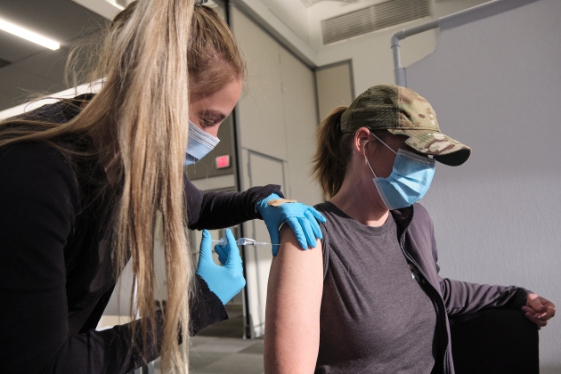 Nicole Wheeldon recibe la vacuna COVID-19 en la planta de motores de rango medio de Columbus