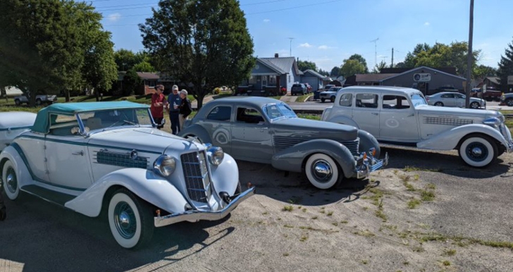 1935 Auburn 655 (крайний справа) выставлен на мероприятии ACD