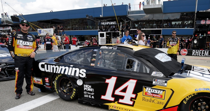 Chase Briscoe posando junto al auto n.º 14