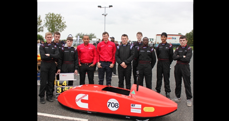 Greenpower-Elektrofahrzeug und Team