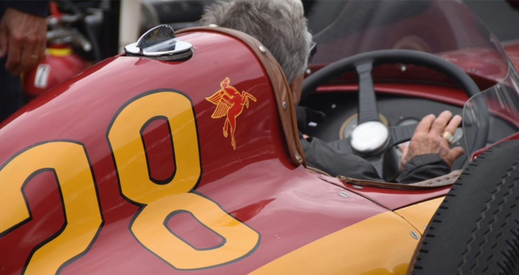 Mario Andretti conduciendo el histórico auto de carrera de Cummins