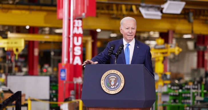 El presidente Biden hablando en la planta de Fridley
