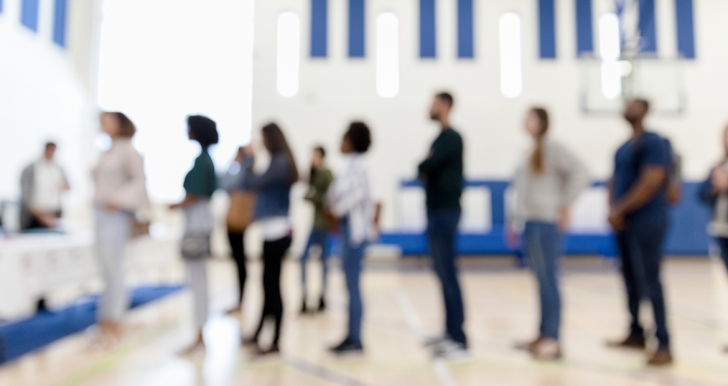 gente en la fila esperando para votar