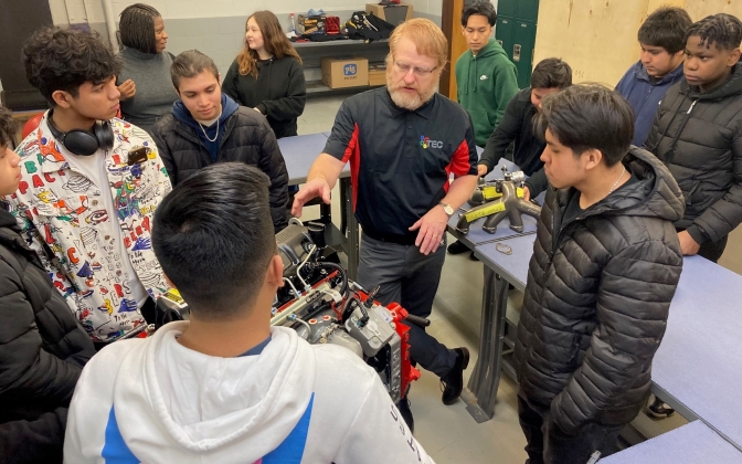 Jason Irvin, Director de la TEC de Cummins, describe los componentes de un motor Cummins para estudiantes que buscan inscribirse en el nuevo programa TEC de Cummins en el arsenal Technical High School en Indianápolis (EE. UU.)