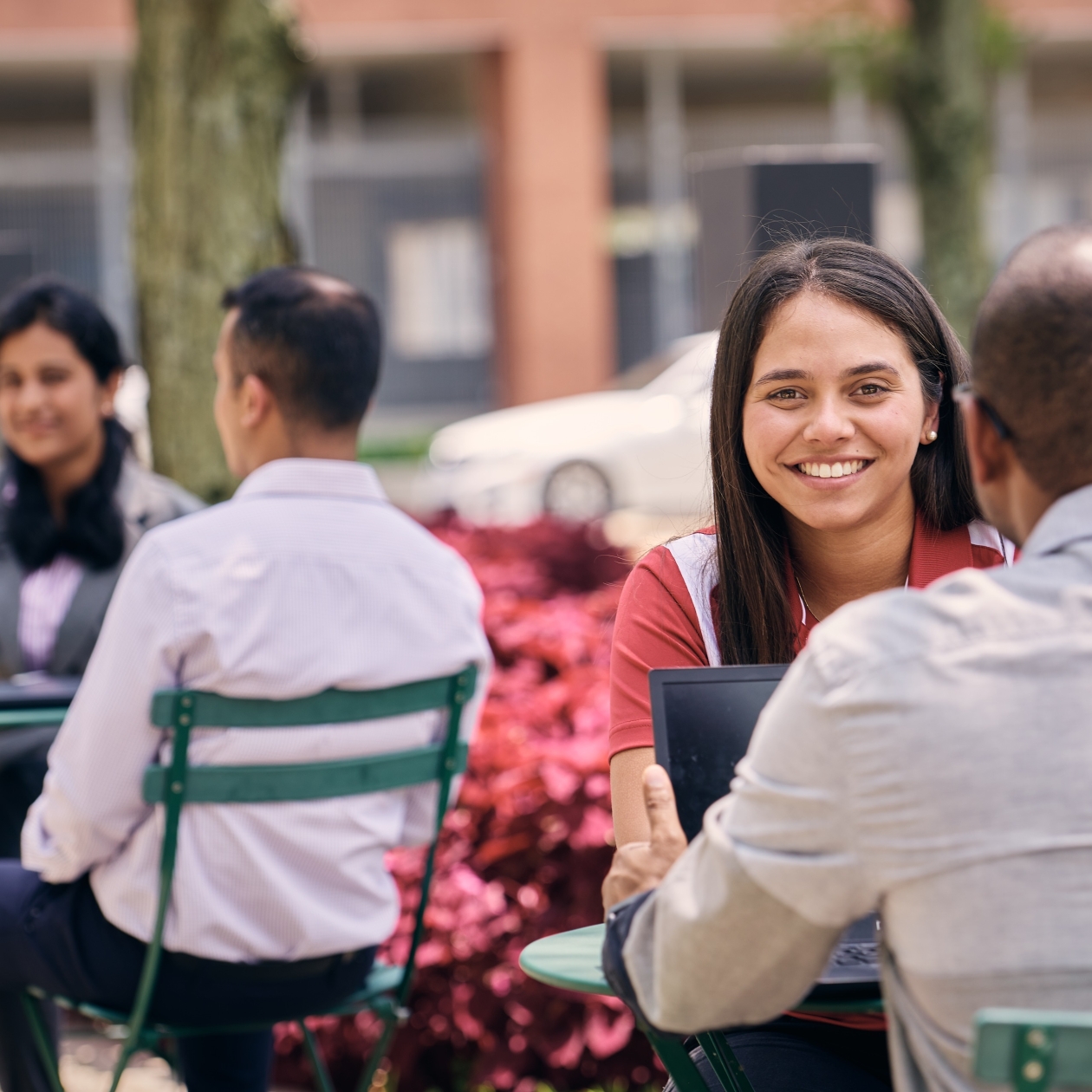 Les employés de Cummins profitent d'une réunion à l'extérieur