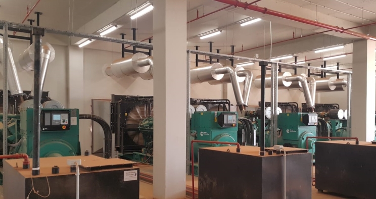 Five units of Cummins C1675D5A 0.4 kV generator sets are synchronized at 21 kV via step-up transformers.