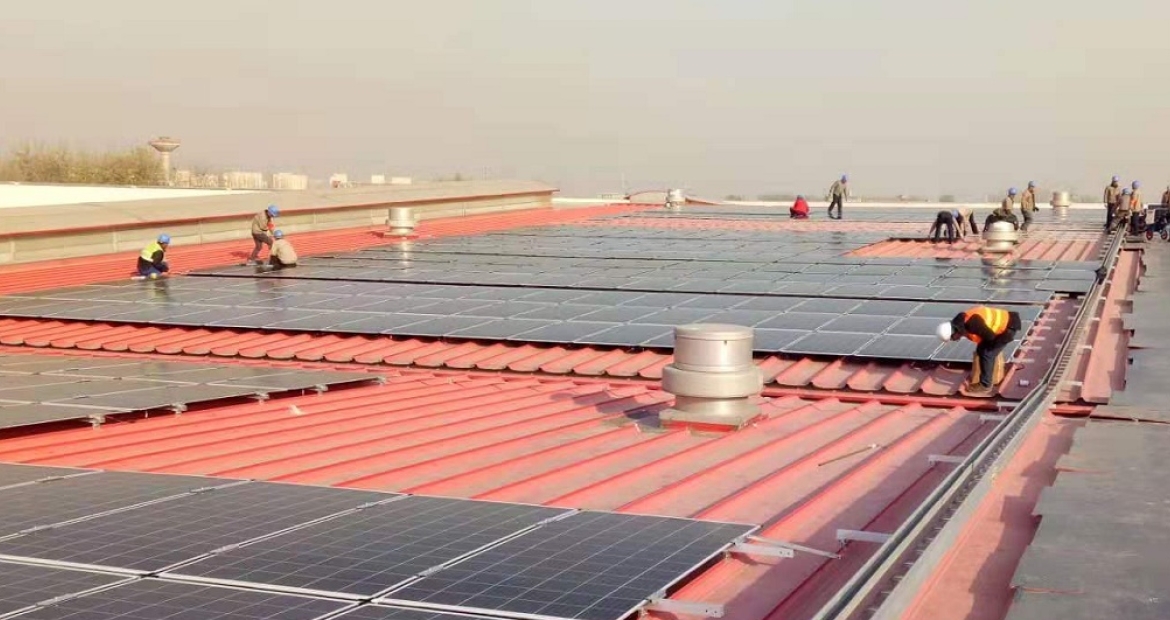 Crews started installing a new solar array atop the Beijing Foton Cummins Engine Company in China last month. Crews started installing a new solar array atop the Beijing Foton Cummins Engine Company in China last month.