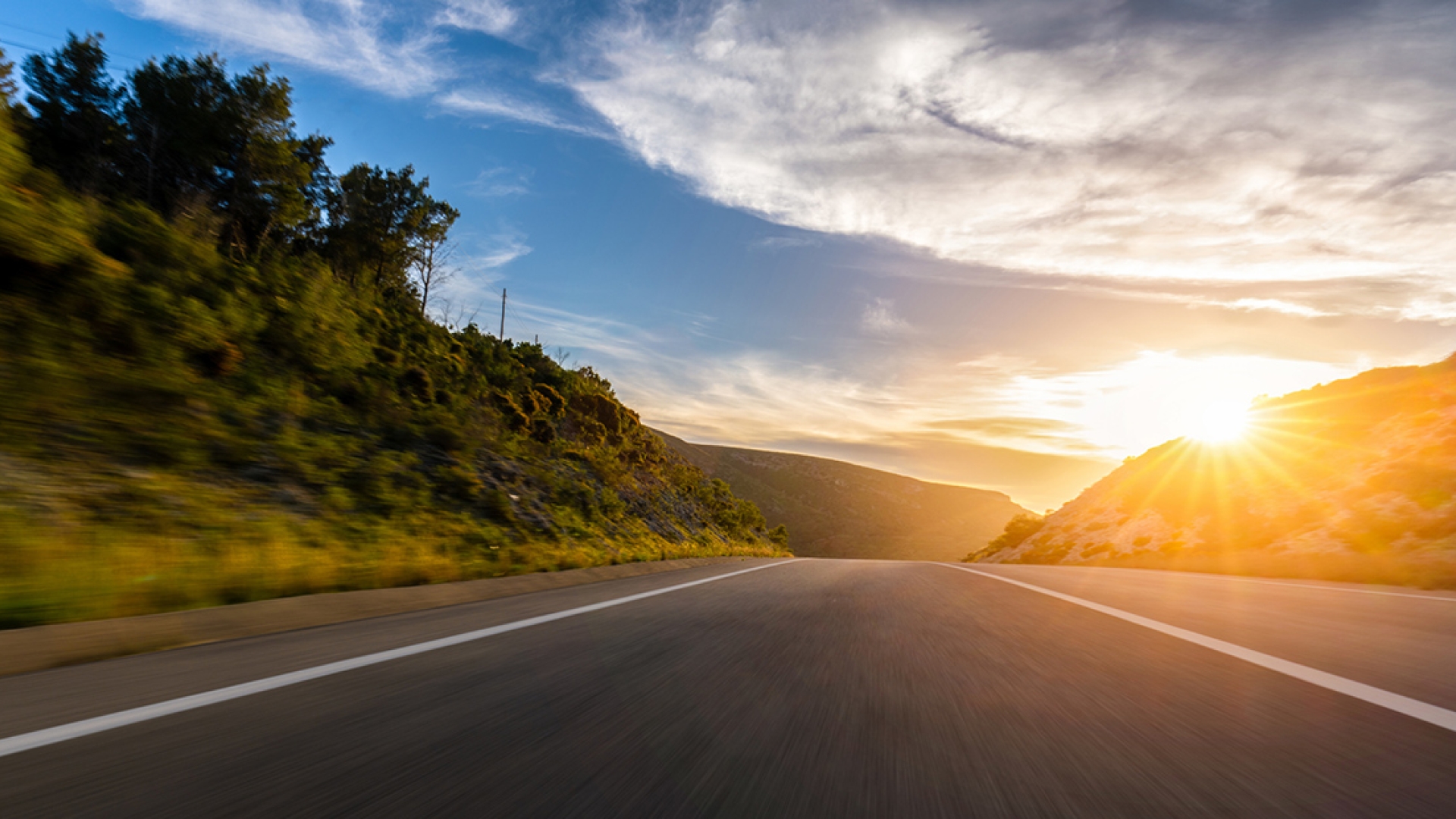 Amanecer detrás de una autopista