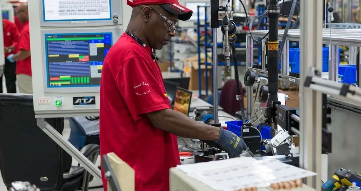Remanufacturing centers like the one in Memphis, Tennessee (USA), return Cummins’ engines and parts to productive use, keeping them out of landfills. In addition, the practice saves the energy needed to build new products. Remanufacturing centers like the one in Memphis, Tennessee (USA), return Cummins’ engines and parts to productive use, keeping them out of landfills. In addition, the practice saves the energy needed to build new products.