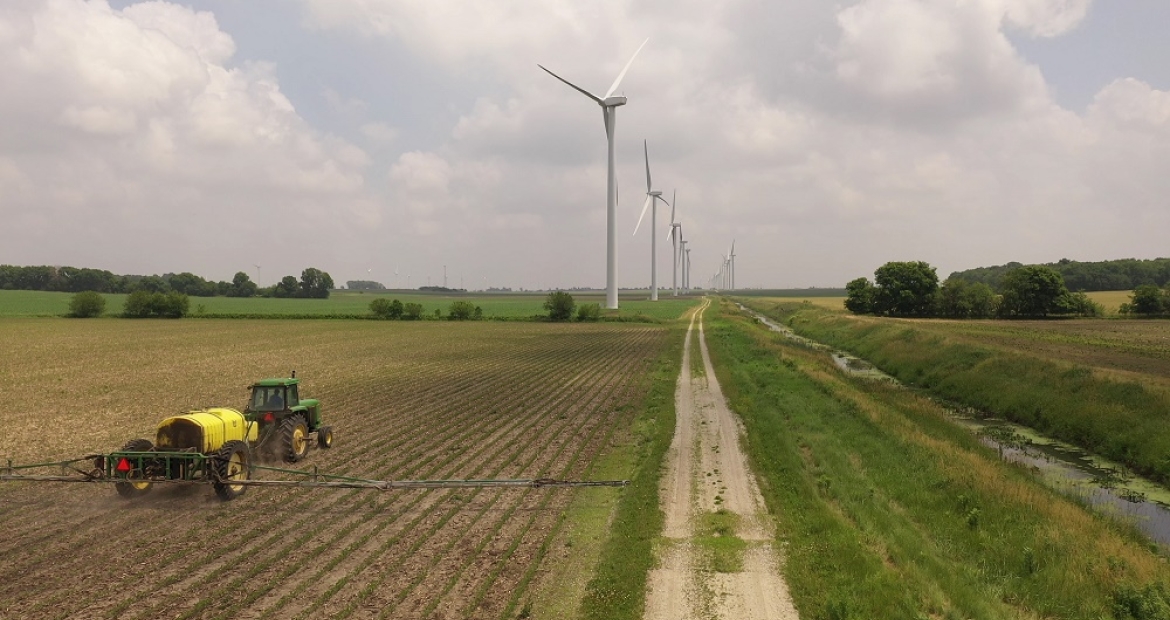 한 농부가 올해 초 미도우호 풍력발전소 확장 현장에서 일하고 있습니다. 커민스는 2018년에 풍력발전소 확장을 지원했습니다.