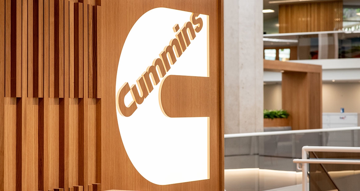 weißes Cummins-Logo am Eingang des Firmengebäudes
