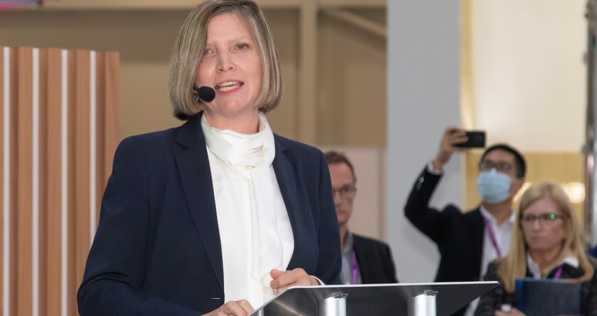 La presidente y CEO Jennifer Rumsey habla en la exposición IAA Transportation 2022 sobre los beneficios medioambientales de los productos de Cummins.