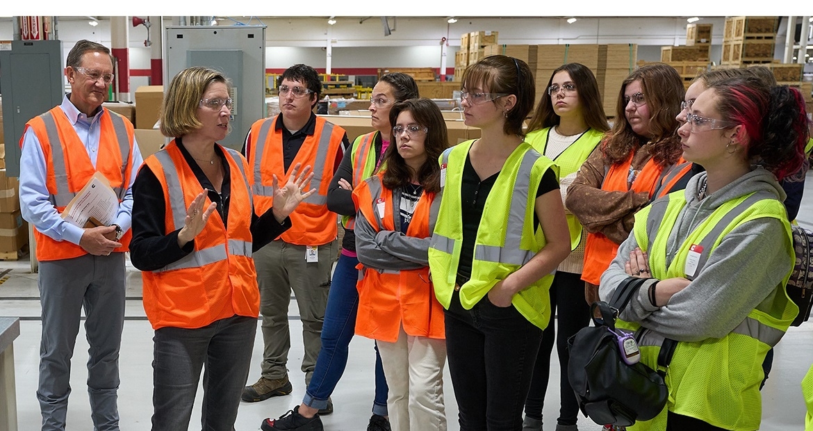 Президент и главный исполнительный директор Дженнифер Рамси осматривает завод по производству 
 двигателей в Колумбусе со студентами из средней школы округа Браун.