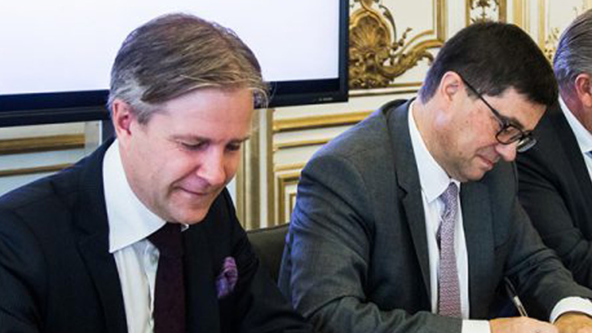 Antonio Leitao (center), Vice President of the Europe Area Business Organization at Cummins, joins other executives signing the pledge to help target cities improve their air quality. leaders signing agreement