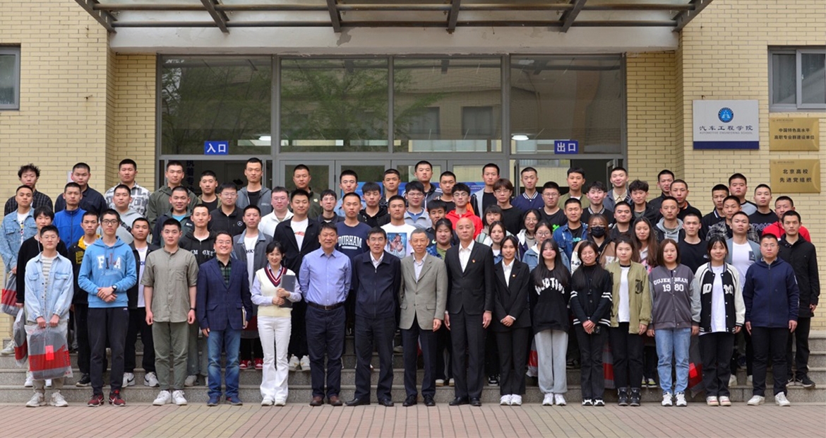 Asistentes para eventos frente a la Escuela Politécnica de Pekín