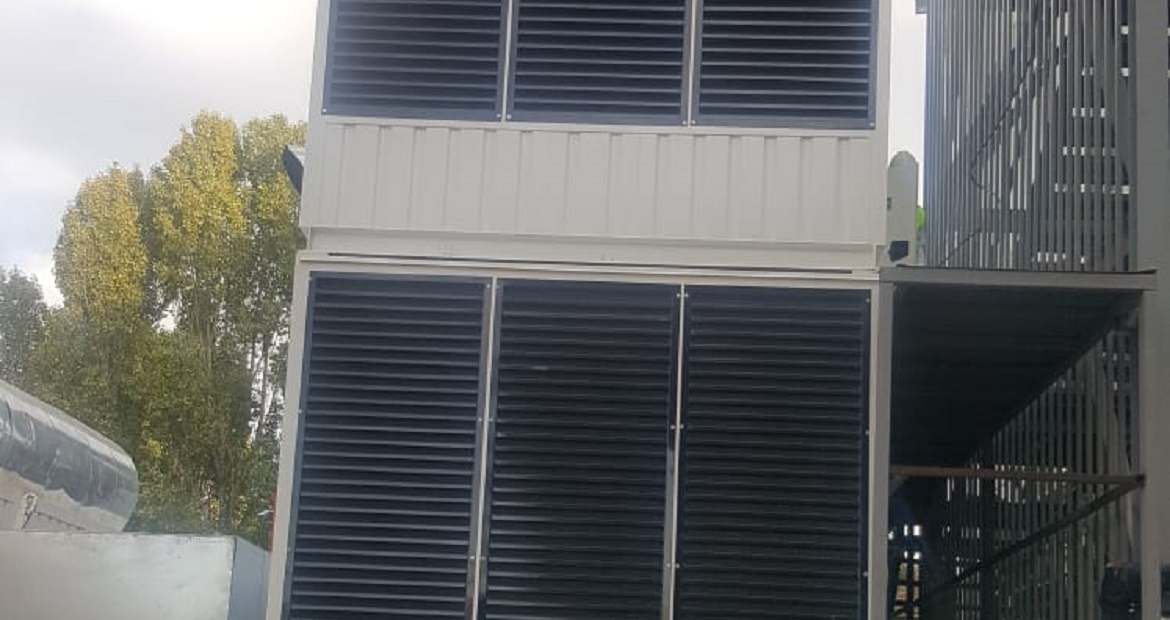 As space was limited due to the building design, the two containerized Cummins C2250 D5 units were installed with one placed on top of the other outside the building of Vodafone’s Ankara, Turkey office. As space was limited due to the building design, the two containerized Cummins C2250 D5 units were installed with one placed on top of the other outside the building of Vodafone’s Ankara, Turkey office.
