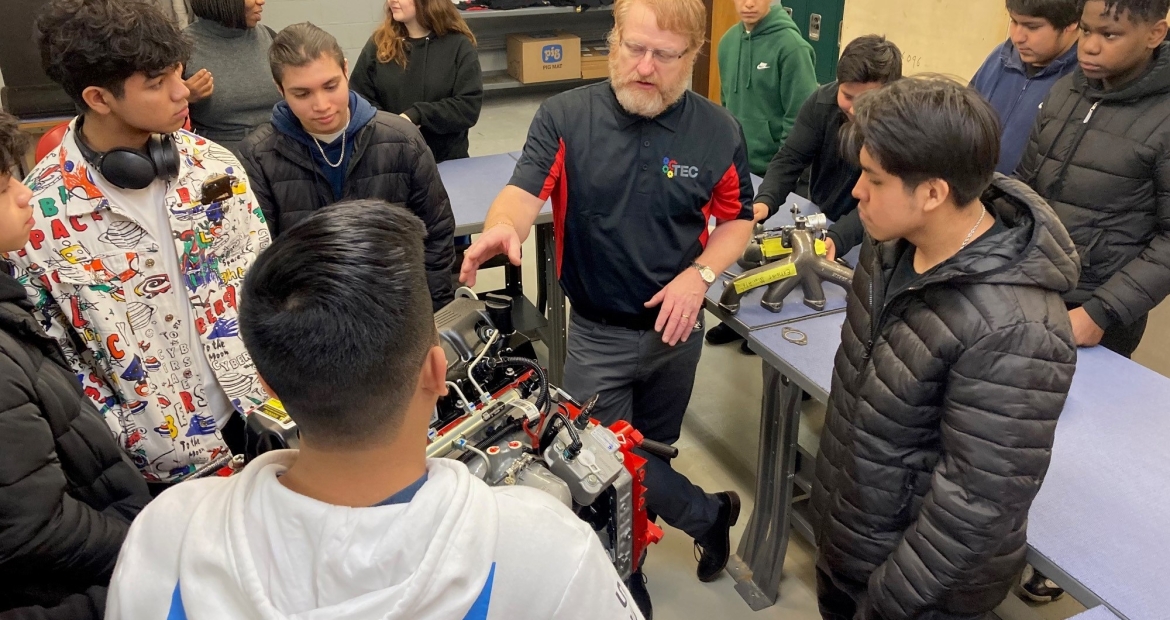 Ředitel společnosti Cummins TEC, Franklin Irvin popisuje společnost Comporwina motoru Cummins studentům, kteří se chtějí přihlásit k odběru nového programu Cummins TEC na Technické střední škole v Indianapolisu (USA) v Oděse.